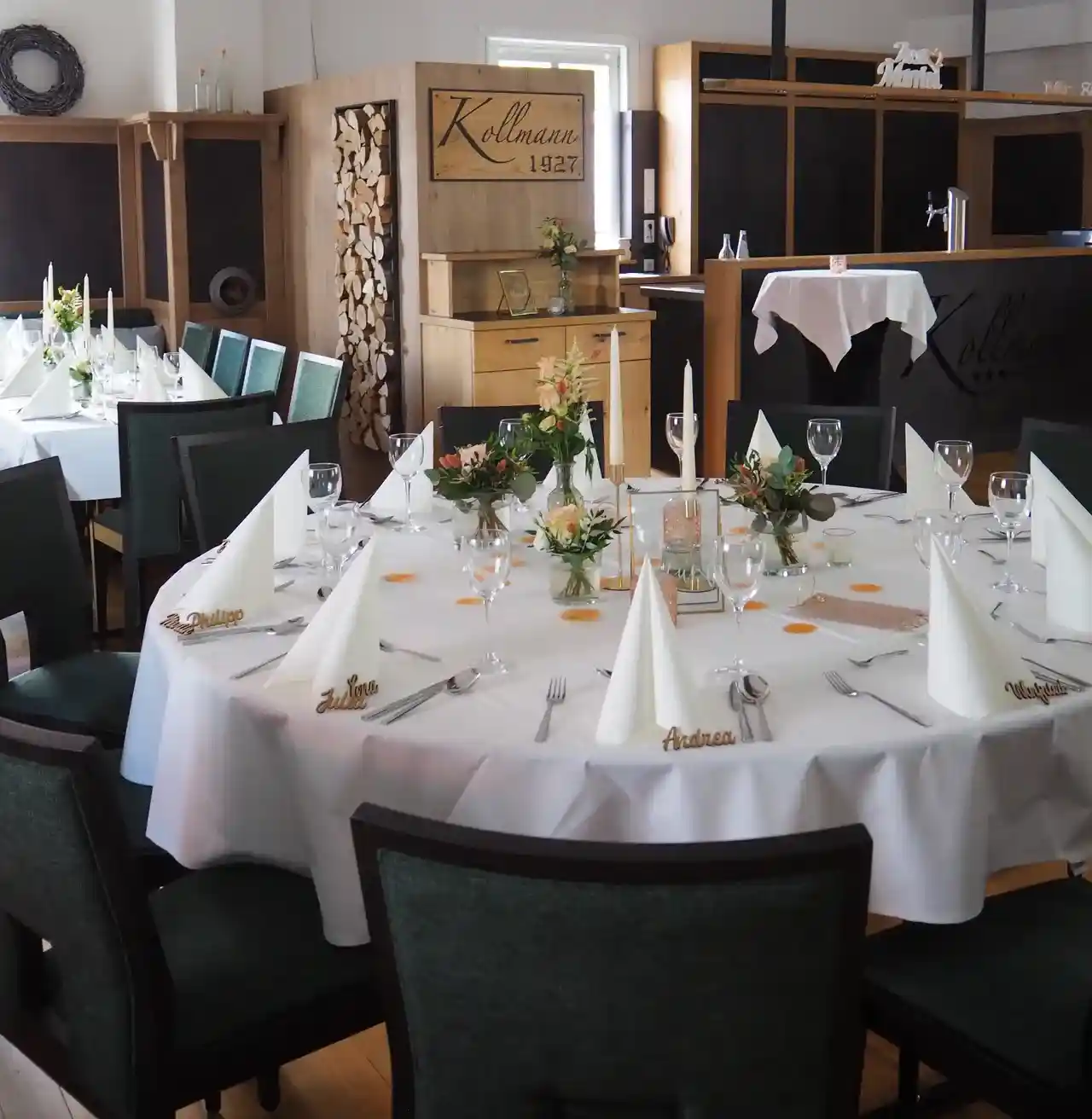Saal Kollmann eingedeckt für eine Hochzeit